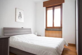 Spacious 2 Bedrooms near Metro Stop